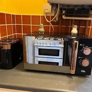 Ovington Grove 2 Fully Equipped Kitchen Free Parking 3 Bedrooms Netflix Apartment Newcastle upon Tyne
